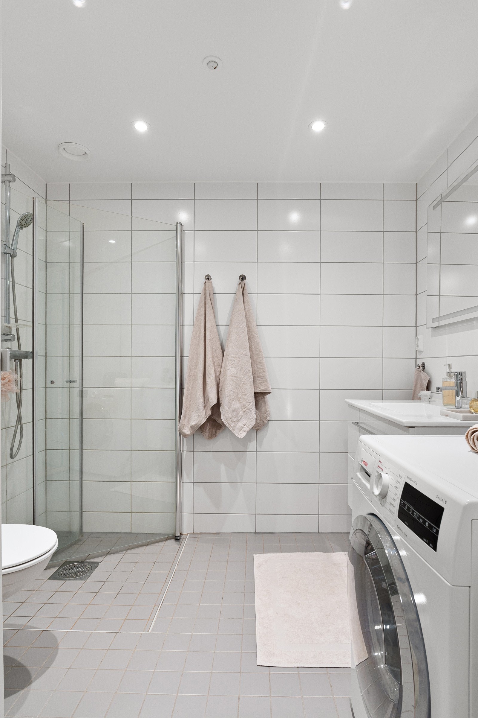 Tidløst og fresht baderom fra byggeår med behagelig gulvvarme. Galleribilde