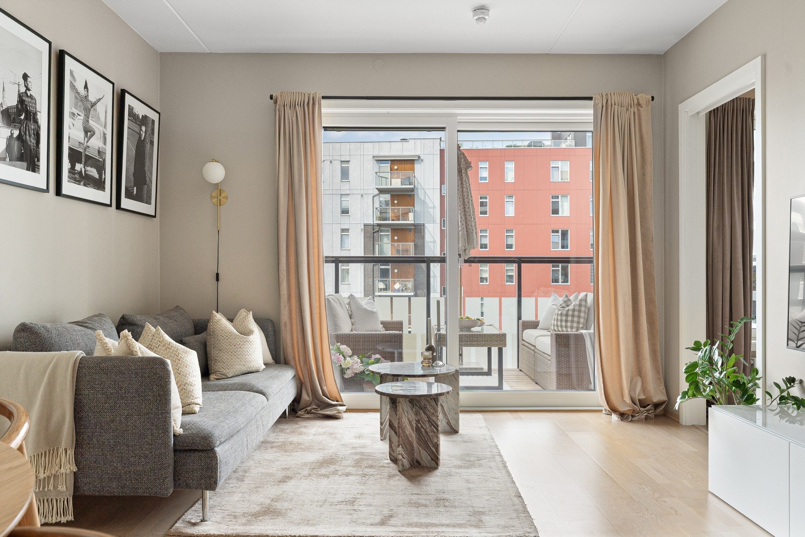 I stuen er det god plass til sofagruppe, mediemøblement og annen oppbevaring. Galleribilde