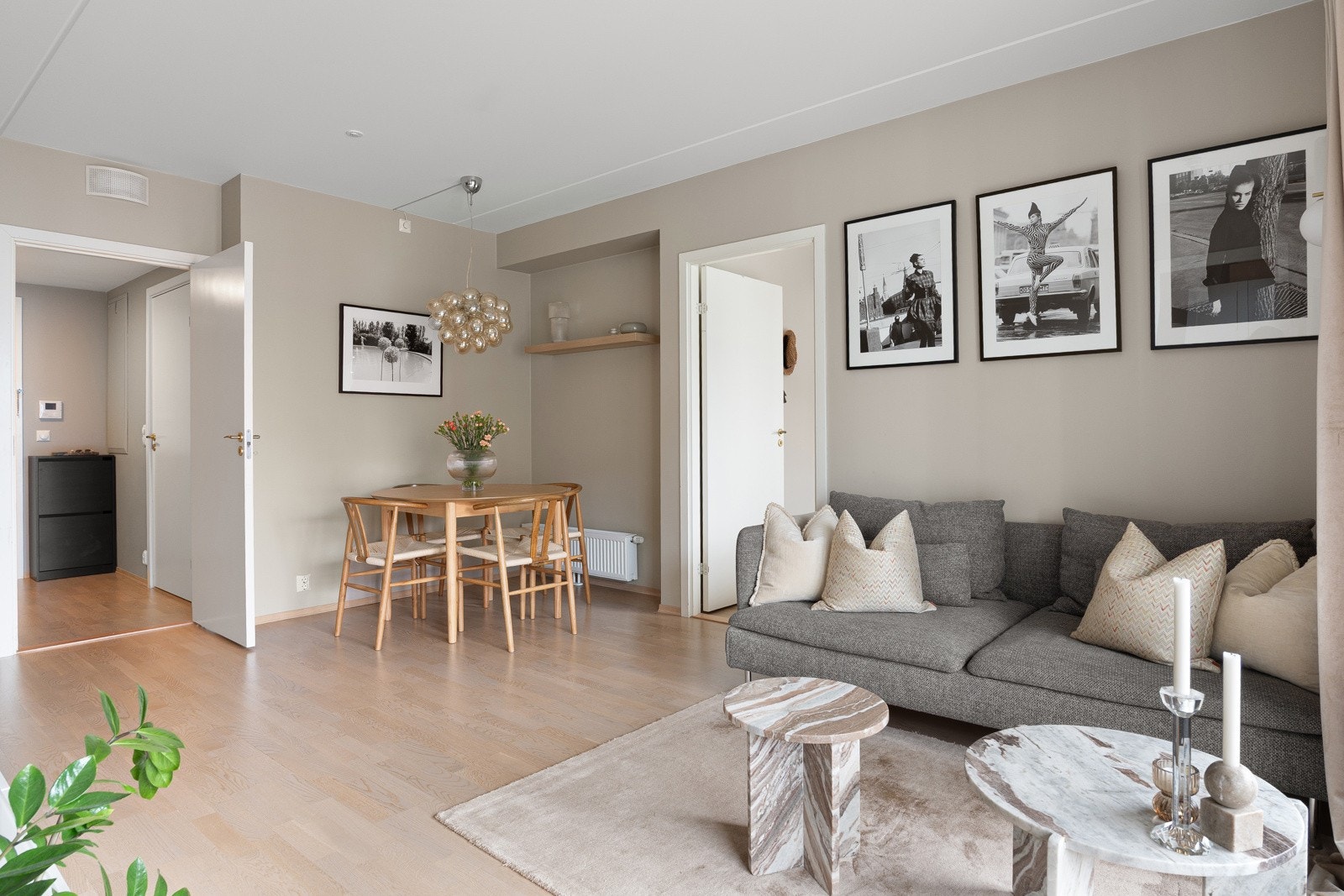 Stuen og resterende oppholdsrom ble nymalt i 2022 i delikate og tidløse fargevalg. Galleribilde