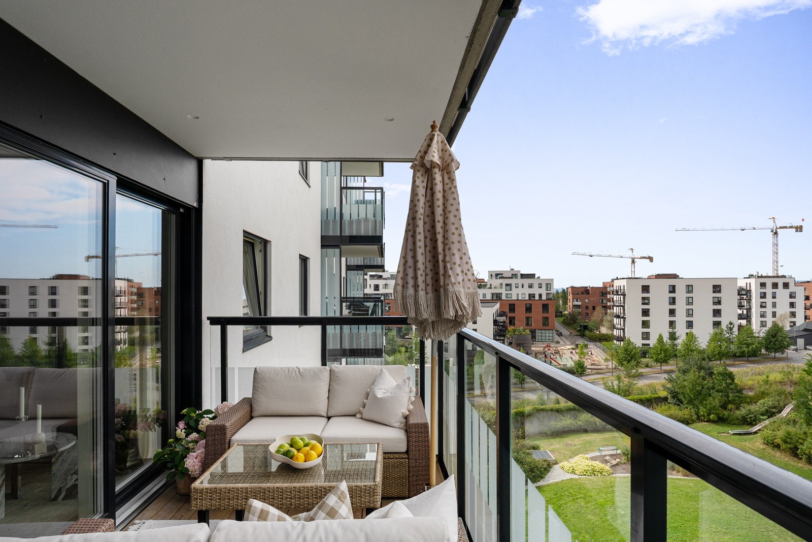 På balkongen kan du lene deg tilbake og nyte varme sommerdager i flotte omgivelser. Galleribilde