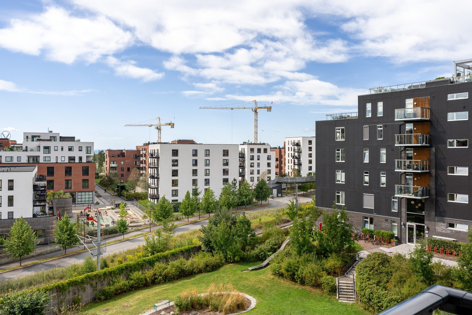 Eiendommen ligger fint til sentralt på Løren i Oslo, et hyggelig boområde hvor du finner stort sett alt du trenger i hverdagen i kort gangavstand. Galleribilde