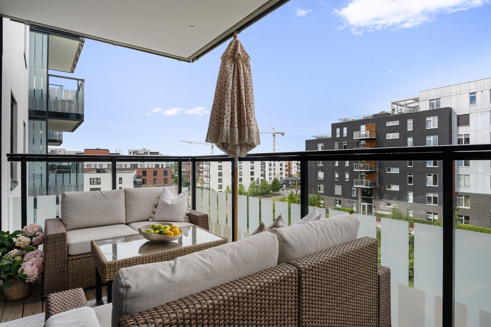 Leiligheten har en lys og åpen stue med utgang til en romslig balkong på 9 kvm. Galleribilde