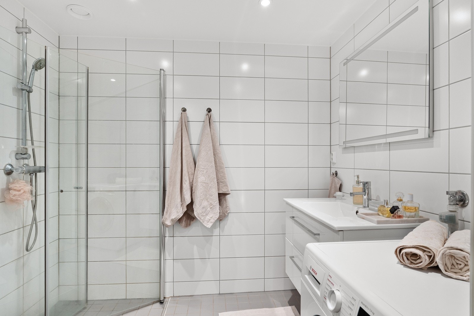 Innredningen byr på servantskap med glatte, folierte fronter og heldekkende servant. Galleribilde