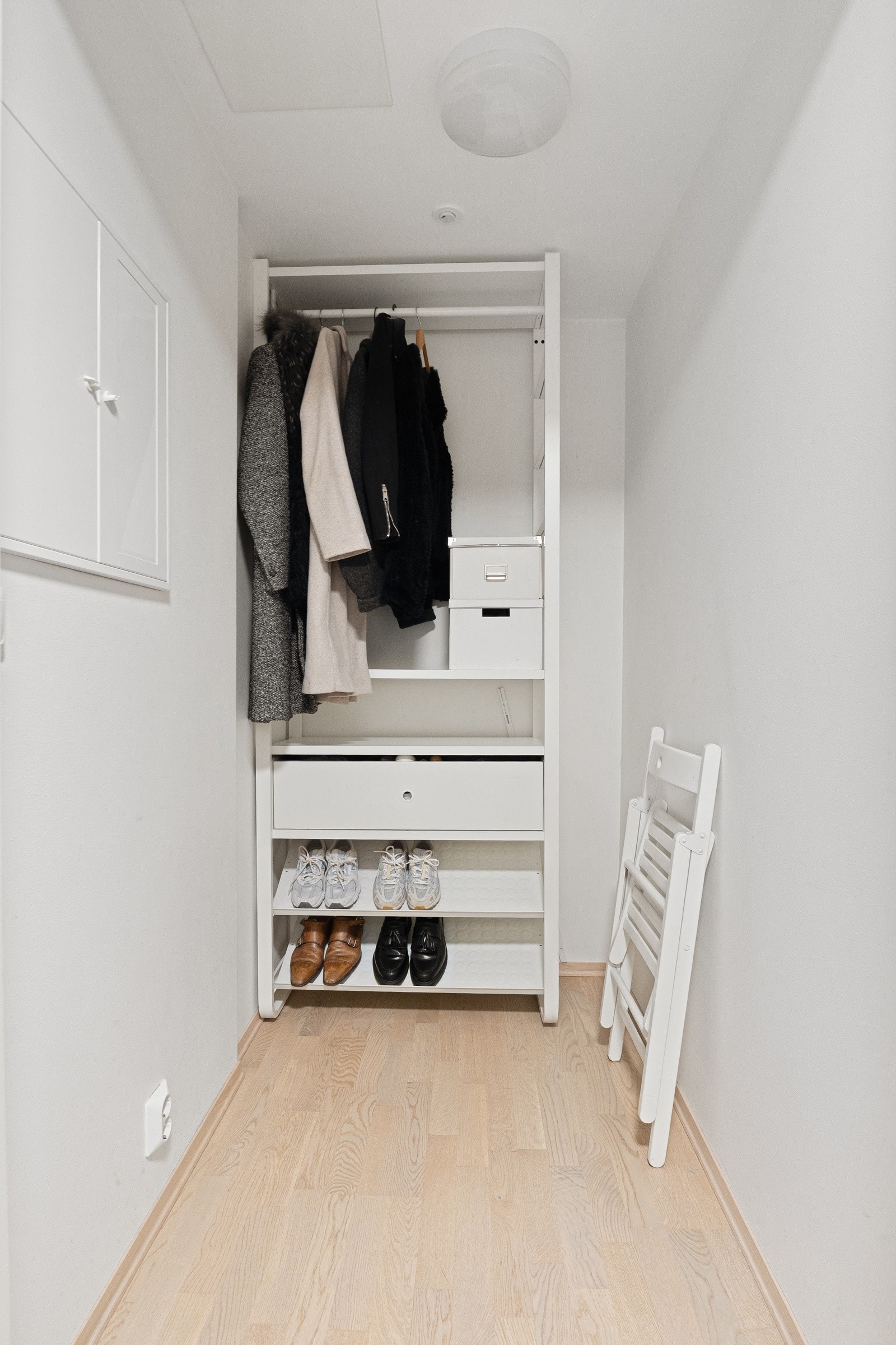 I tilknytning til entréen er det ytterligere oppbevaringsmuligheter i innvendig bod, i tillegg til kjellerbod med heisadkomst. Galleribilde