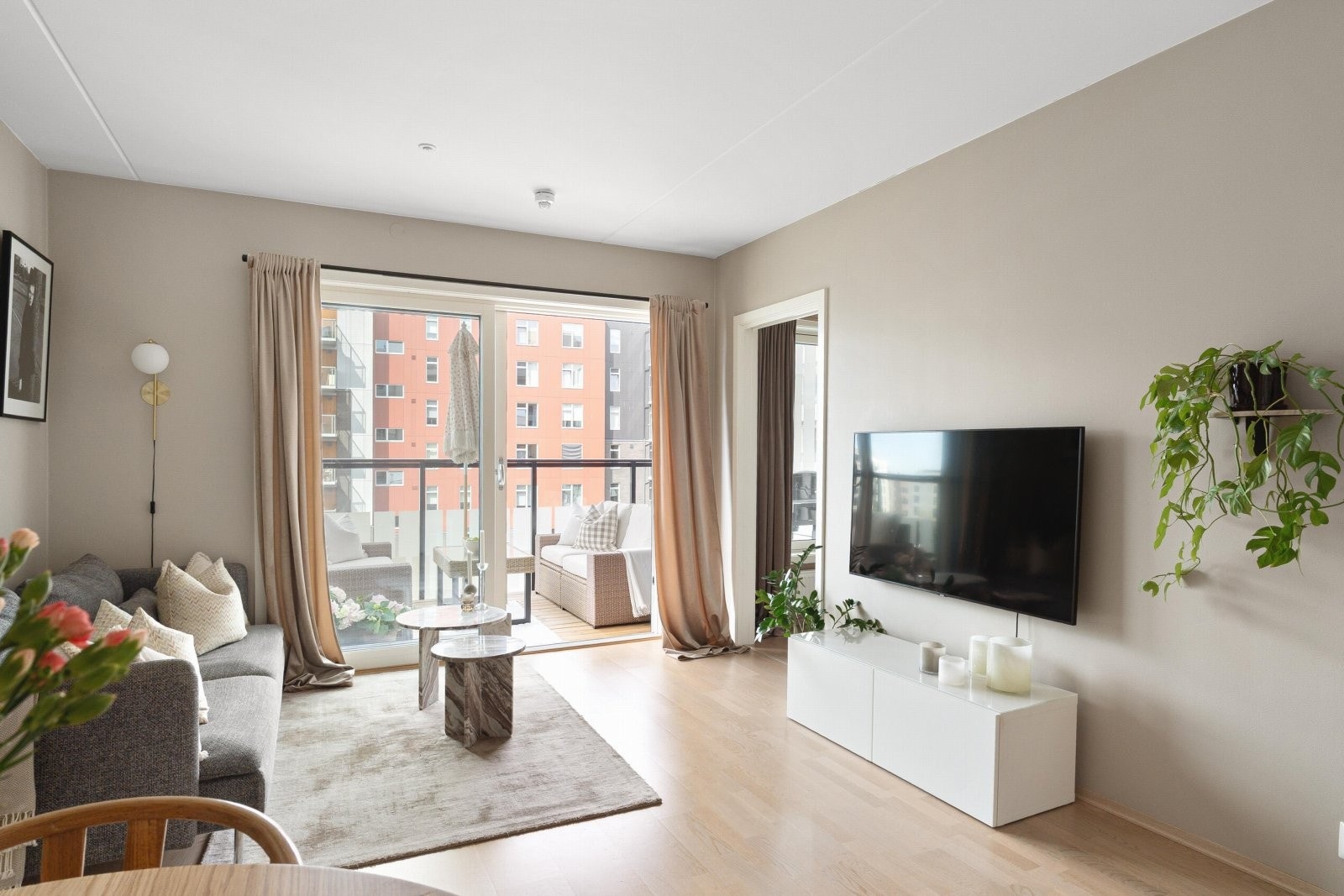 Utdrag fra selgers egne ord: "Solforholdene er først og fremst upåklagelige. Om morgenen får man et vakkert lys inn gjennom de store vinduene i stua, dette er min favoritt-tid på døgnet." Galleribilde