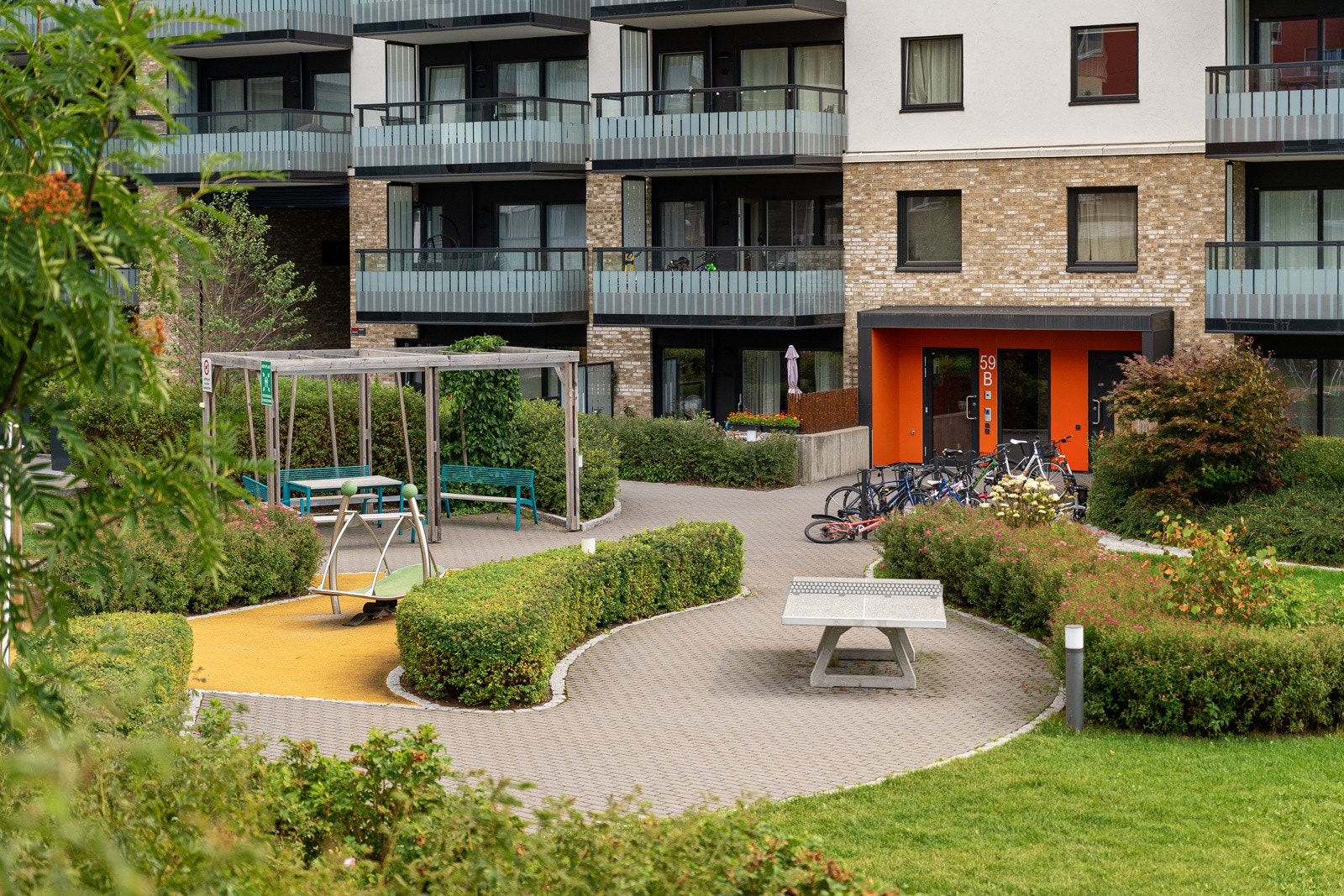 Flotte grønne fellesområder (lekeplasser og sitteplasser). Galleribilde