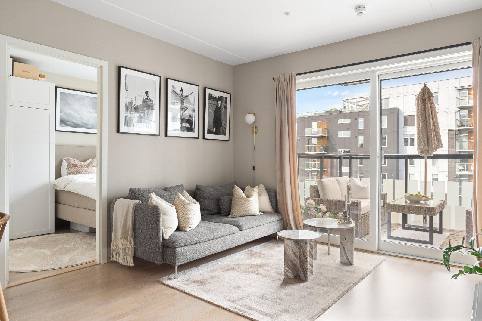 Bygget er fra 2018 og byr på moderne fasiliteter som heis, balansert ventilasjon, oppvarming via radiatorer og vannbåren gulvvarme (bad). Galleribilde