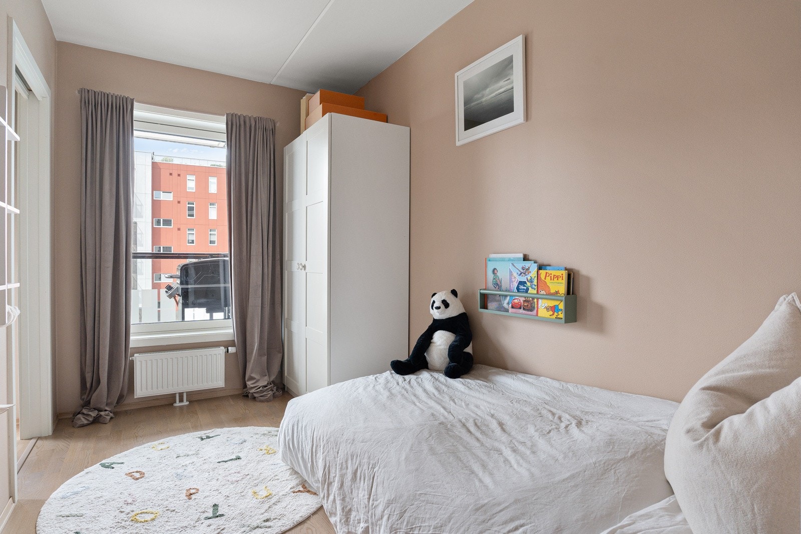 Store vindusflater med rikelig naturlig lysinnslipp. Galleribilde