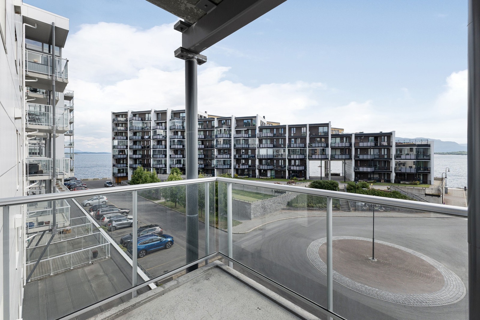 Her har du flott utsyn mot pene uteområder og havet i flere retninger Galleribilde