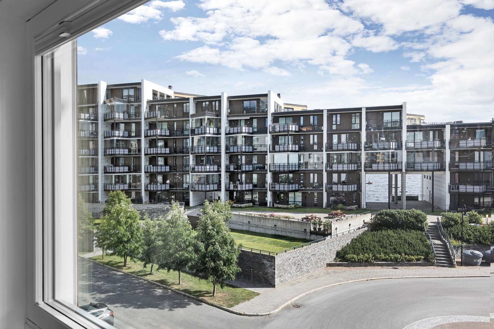 Utsikt fra stue og kjøkken Galleribilde