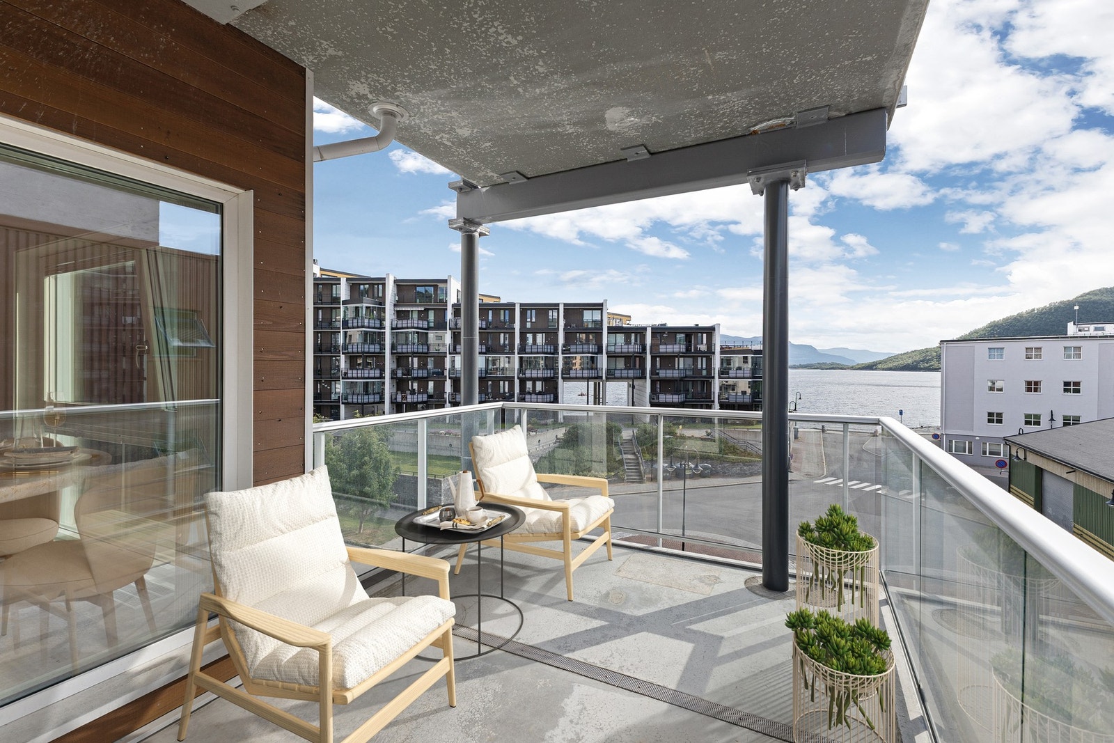 3-roms hjørneleilighet i 4. etasje vendt mot sørøst med gode solforhold fra egen balkong! Galleribilde