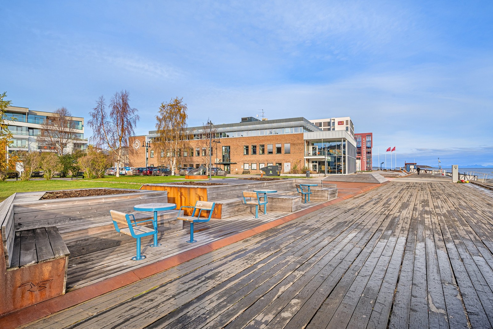 Langs Havnepromenaden kan du spasere i idylliske omgivelser inn til sentrum Galleribilde