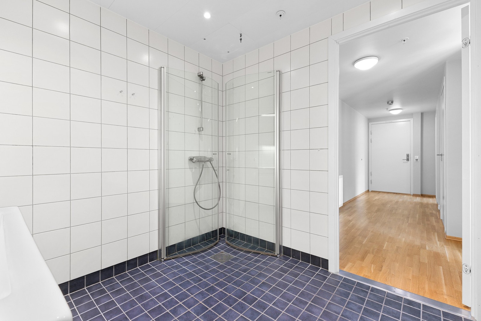 Badet har gulvvarme og opplegg for vaskemaskin Galleribilde