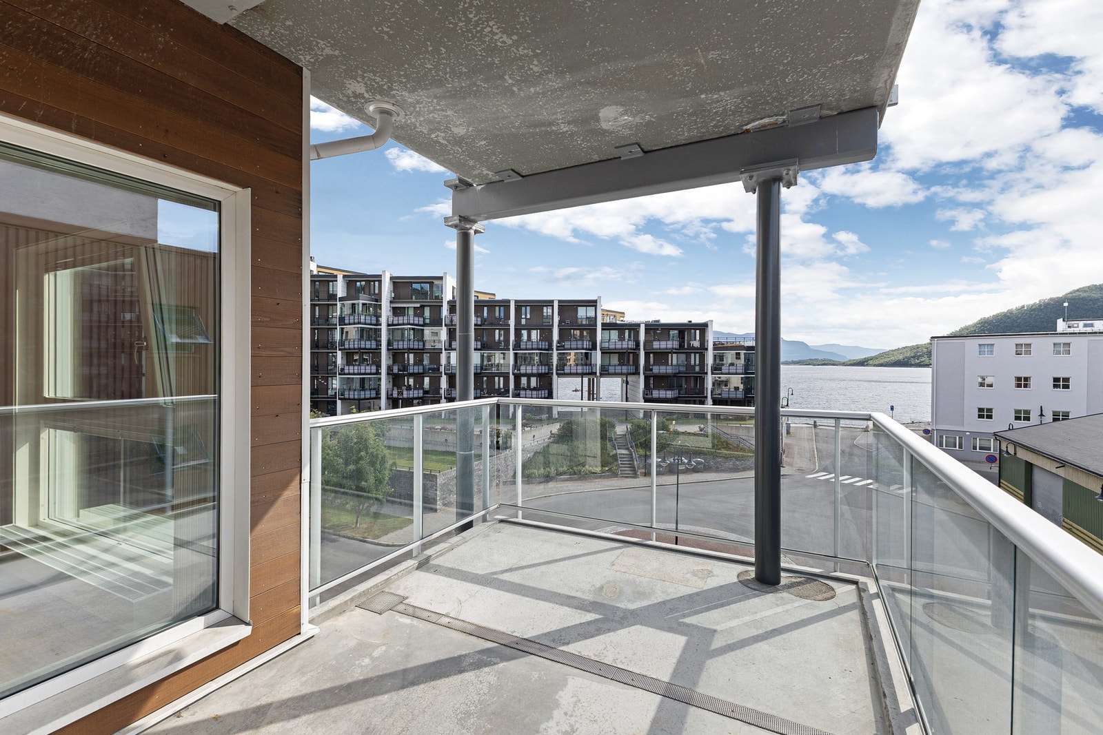 Vi fortsetter utendørs - med den solrike sørvestvendte balkongen! Galleribilde