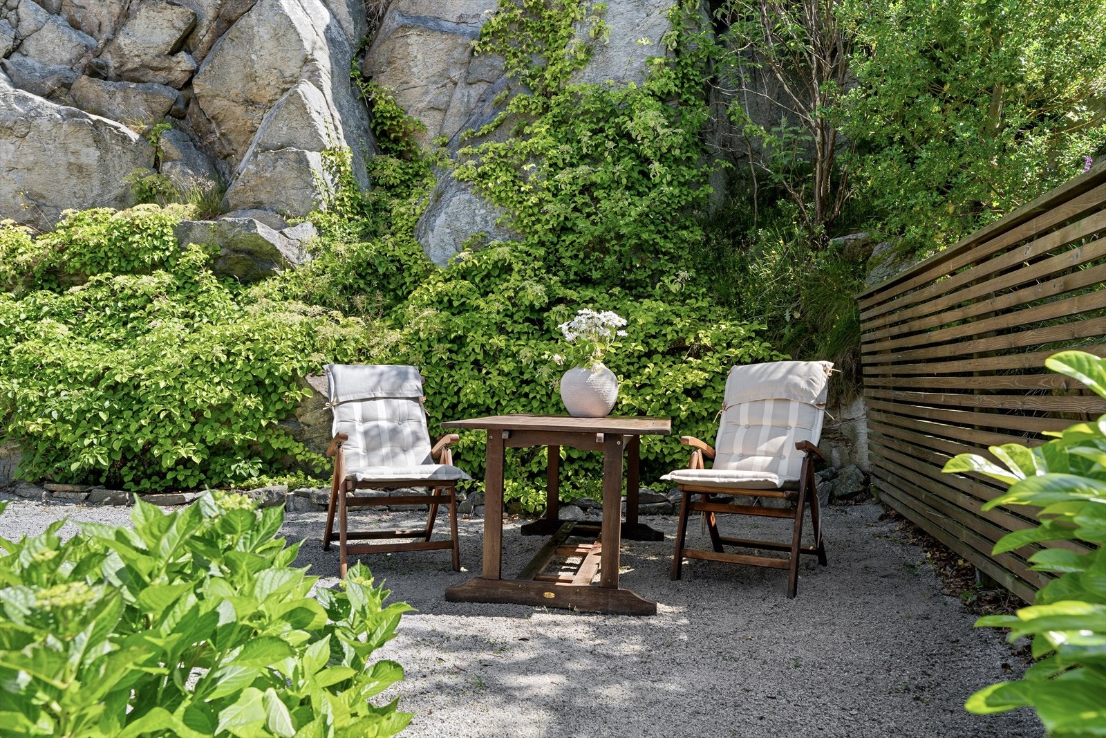 Fjellknauser og støttemurer av naturstein rammer det hele inn. Galleribilde