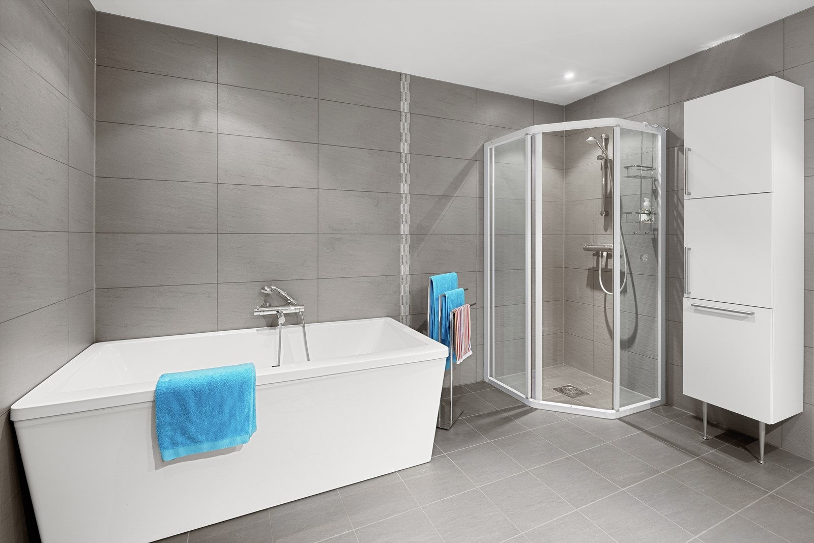 Badet har både et dusjhjørne og et lekkert badekar. Galleribilde