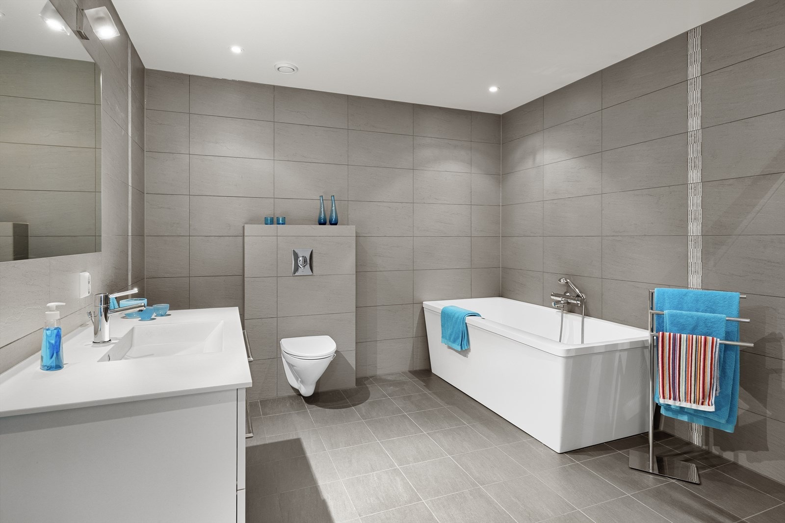 Varmekabler er installert, og badet har god plass til oppbevaring av håndklær og hygieneartikler. Galleribilde
