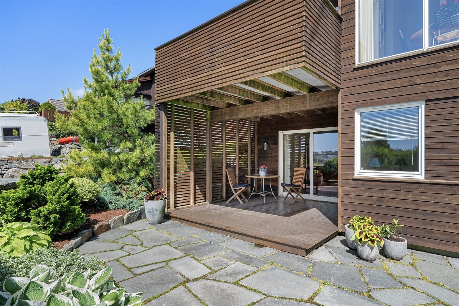 Kjellerstuen har utgang til en skjermet markterrasse. Galleribilde