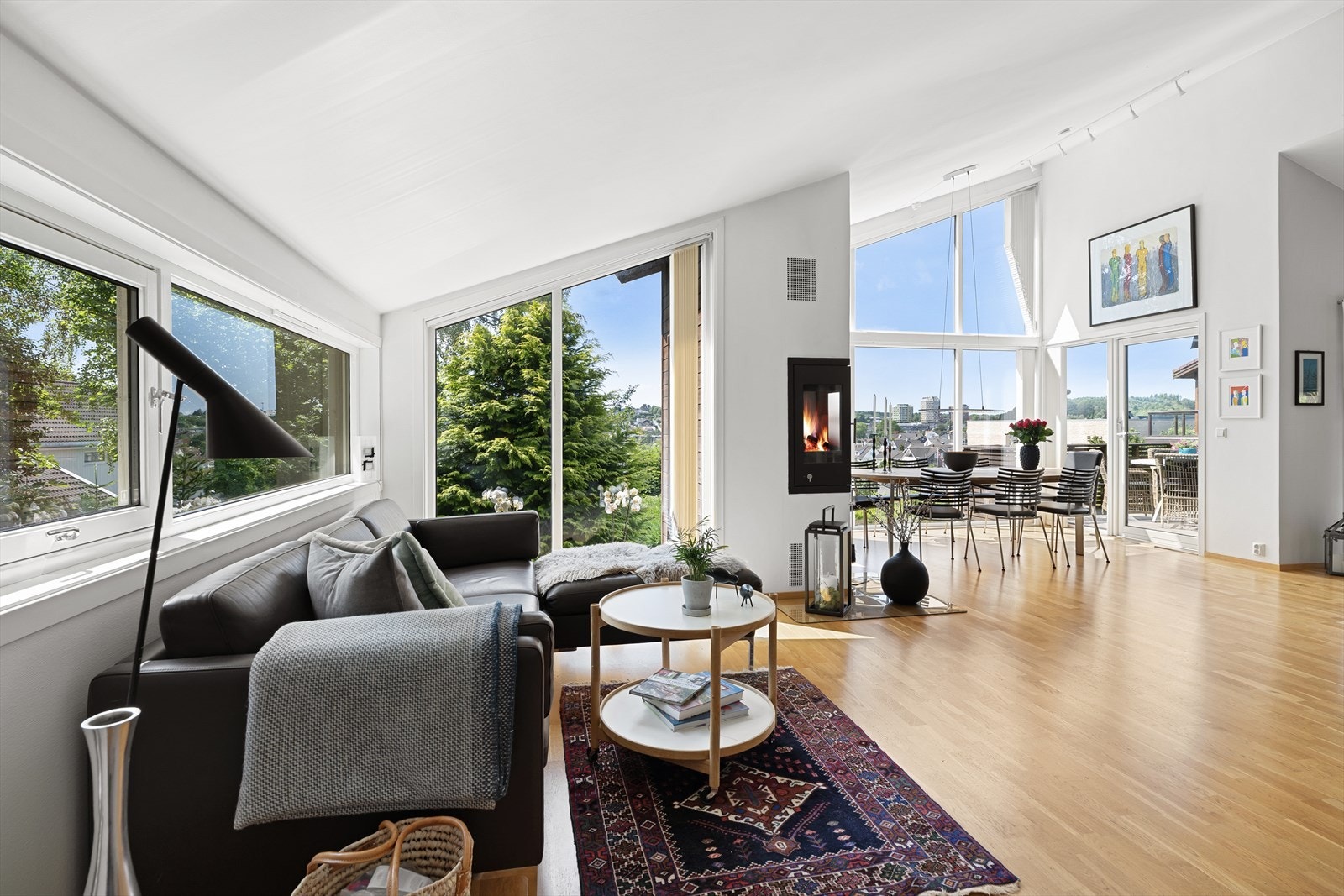 Familien samles i en flott stue, som innbyr til hygge fra tidlig morgen til sent på kveld. Galleribilde
