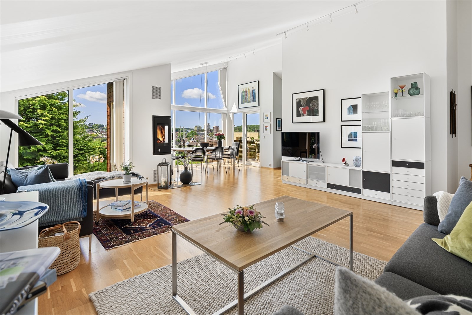 Selv med store vinduer er det lite direkte innsyn til stueområdet. Galleribilde