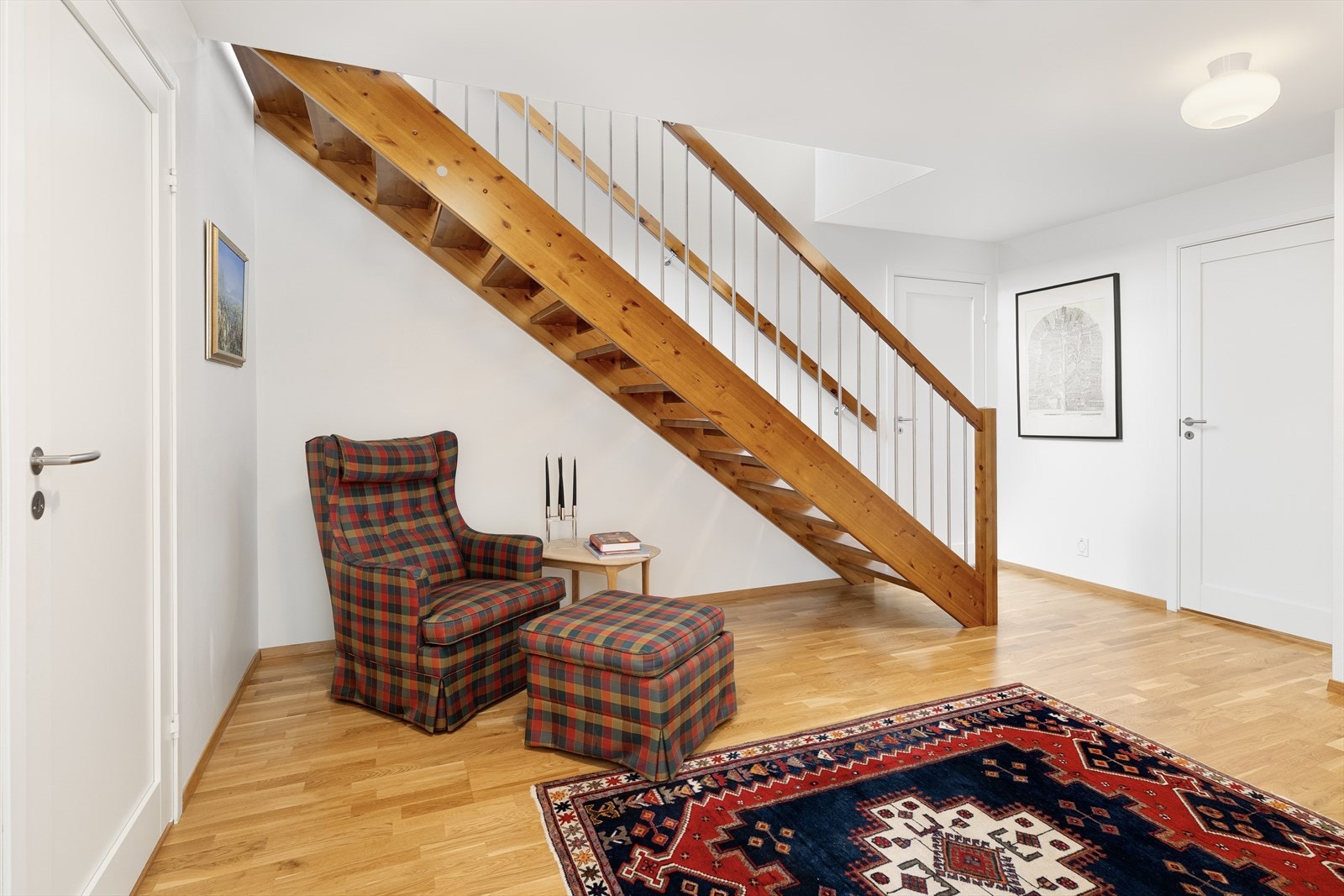 Garderobeplassen er godt ivaretatt, og ved gangen utenfor soverommene har boligen et hendig walk-in closet. Galleribilde