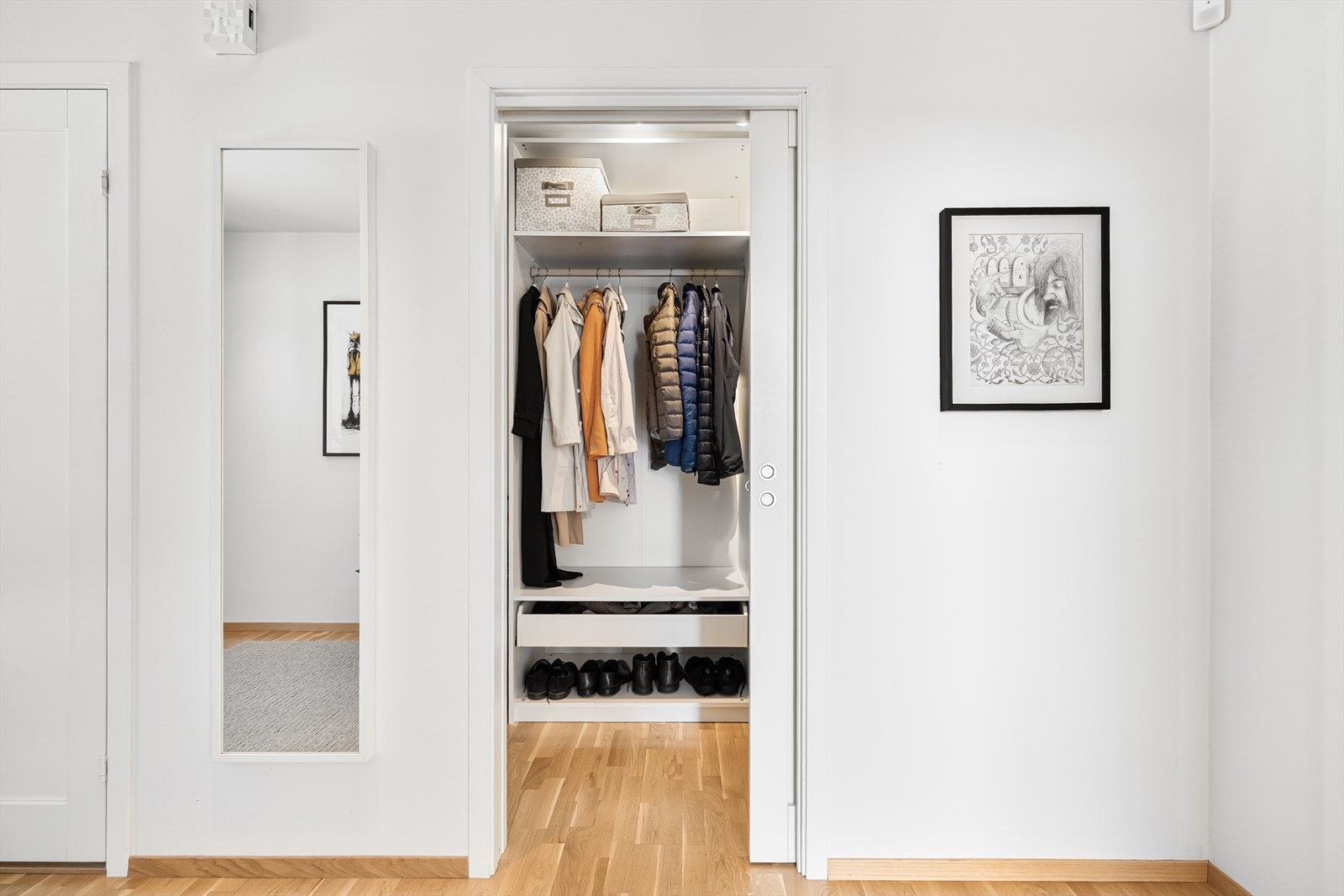 Tilknyttet entreen har boligen et walk-in closet med skuffer, hyller og klesoppheng. Galleribilde
