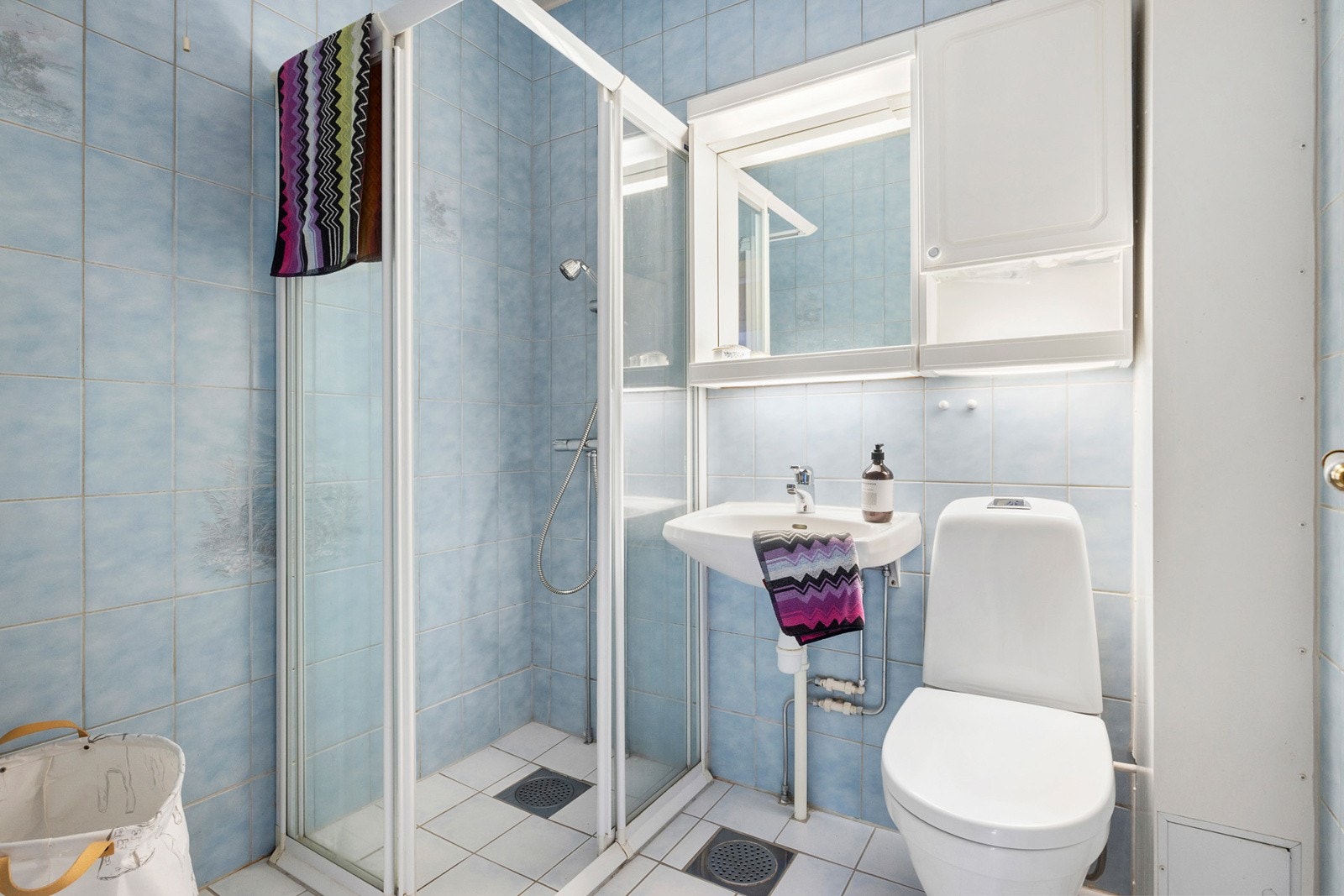 Baderom med wc og dusj. Badet ble sist renovert i regi av borettslaget i 1999 Galleribilde