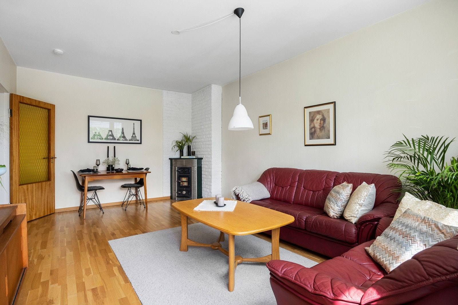Her har fin plass til både sofa og spisebord. Galleribilde