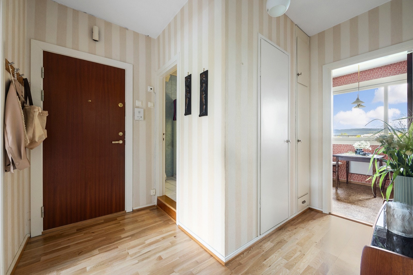 Entrè med god plass til å henge fa seg ytteryøy og legge fra seg sko. Galleribilde