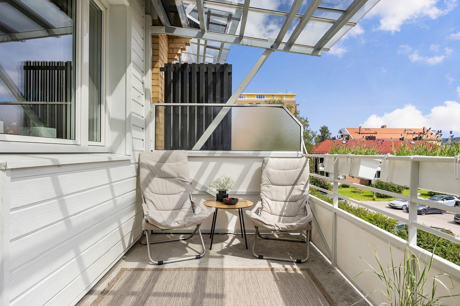 Balkongen er overbygd og har fin plass til sittegruppe. Galleribilde