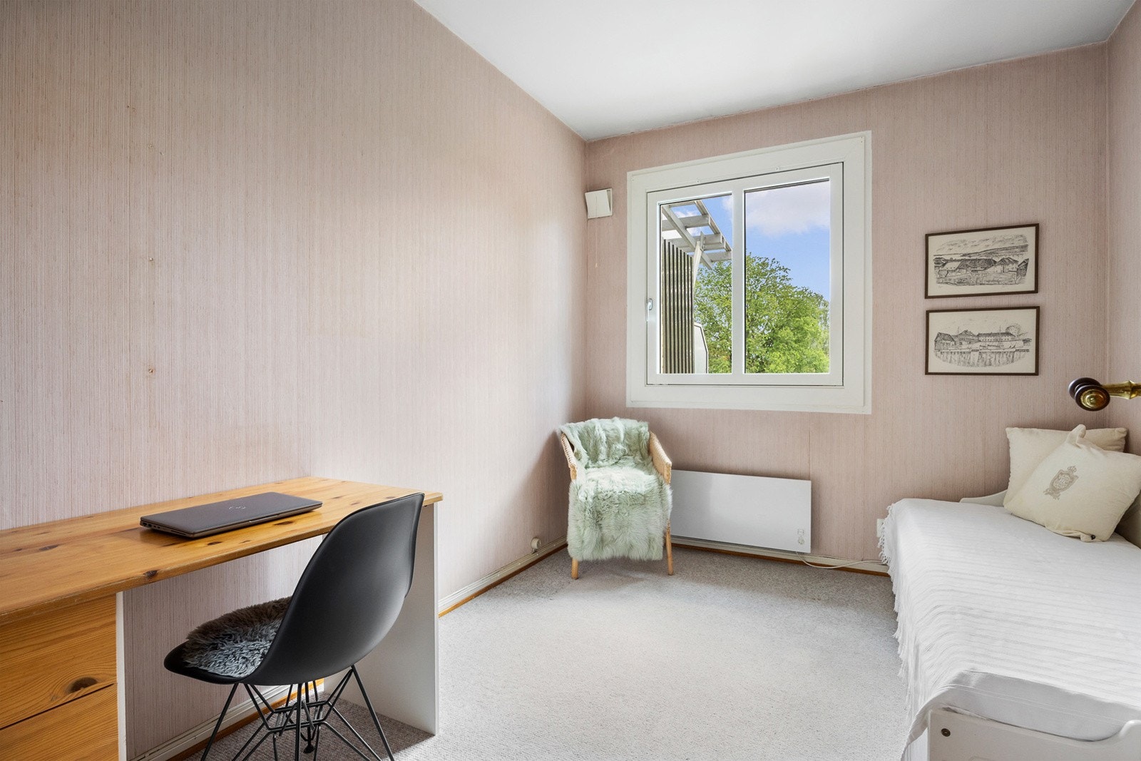 Soverom 2 har god plass til seng, skrivebord, nattbord og har innbygd garderobe Galleribilde