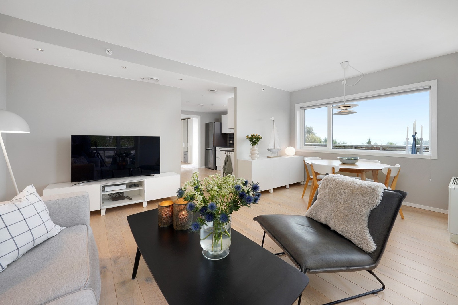 Kjøkkenet ligger i delvis åpen løsning mot stuen Galleribilde