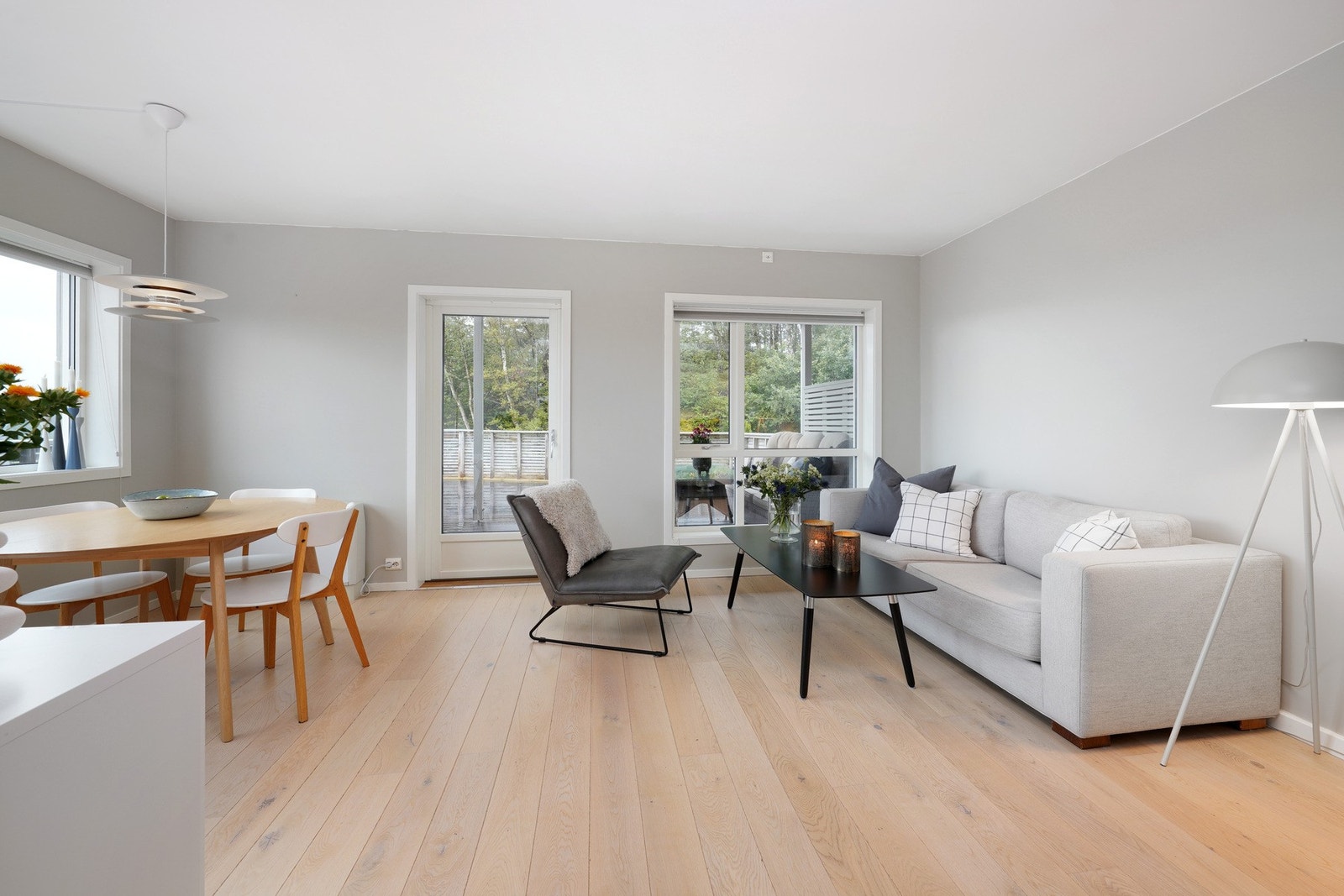 Stuen har to naturlige soner, en for spisebord og en for sofagruppe. Galleribilde