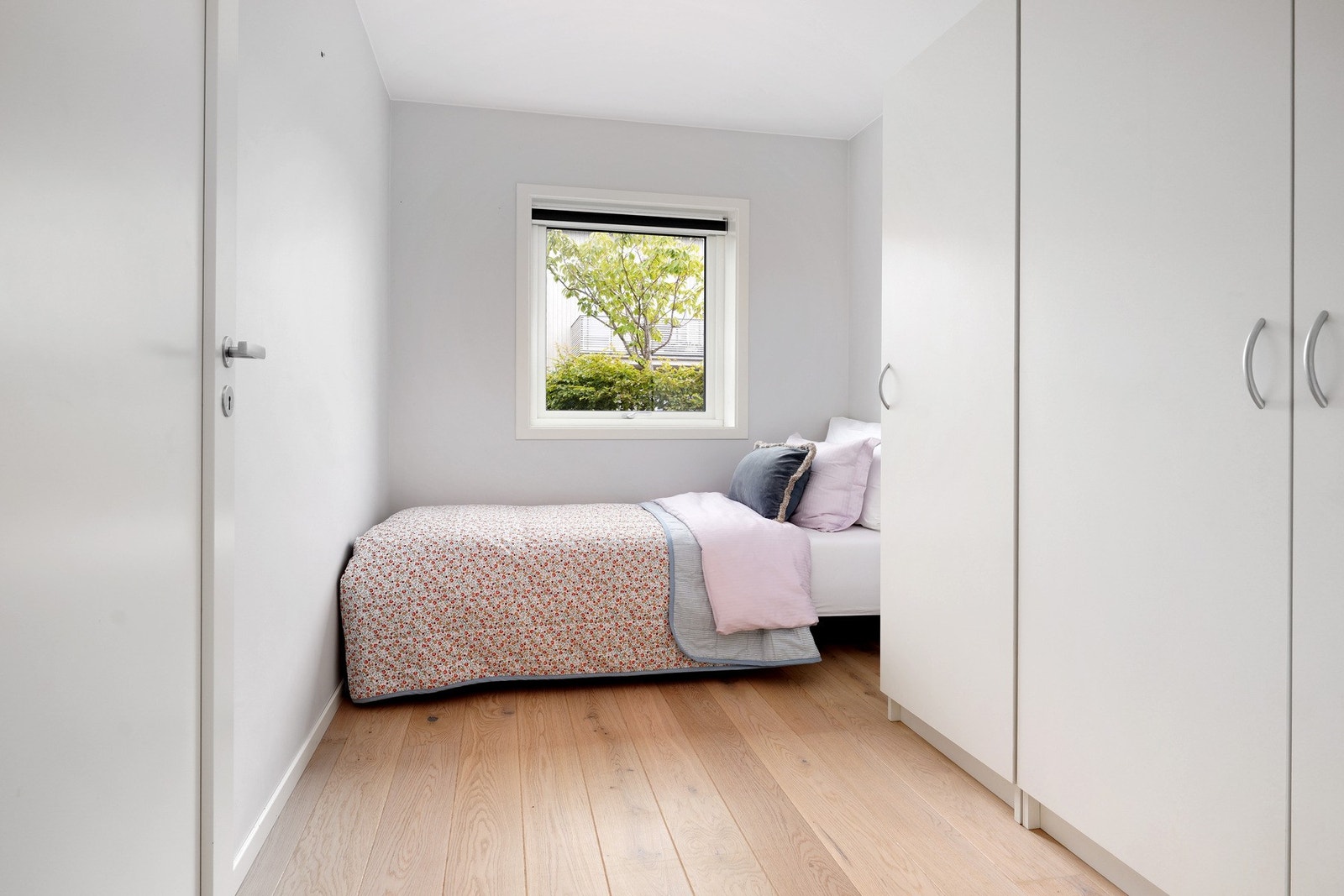 Soverom nr. 2 har også god plass til garderobeksap. Rommet er 2,14 m X 2,81 m. Galleribilde