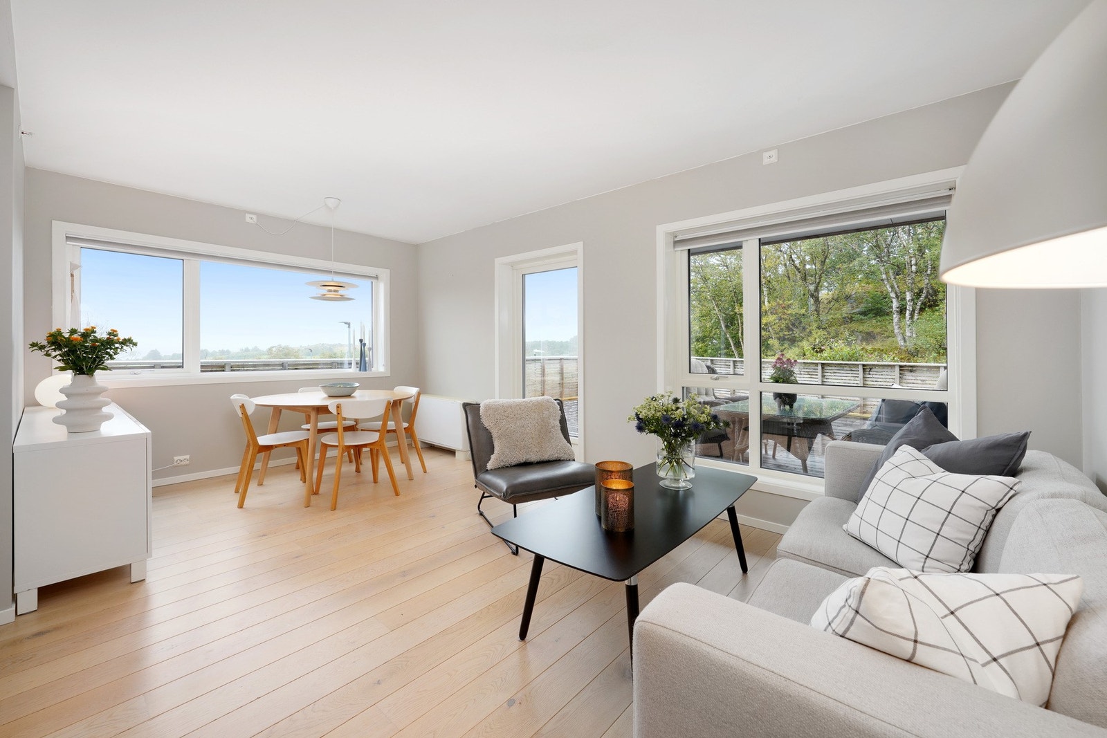 Leiligheten fremstår moderne og luftig med mye naturlig lysinnslipp. Galleribilde