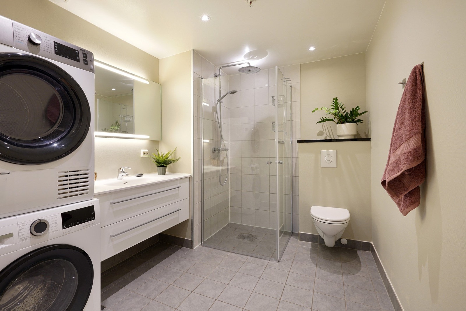 Pent bad med fliser på gulv med varme og opplegg til vaskemaskin og tørketrommel Galleribilde