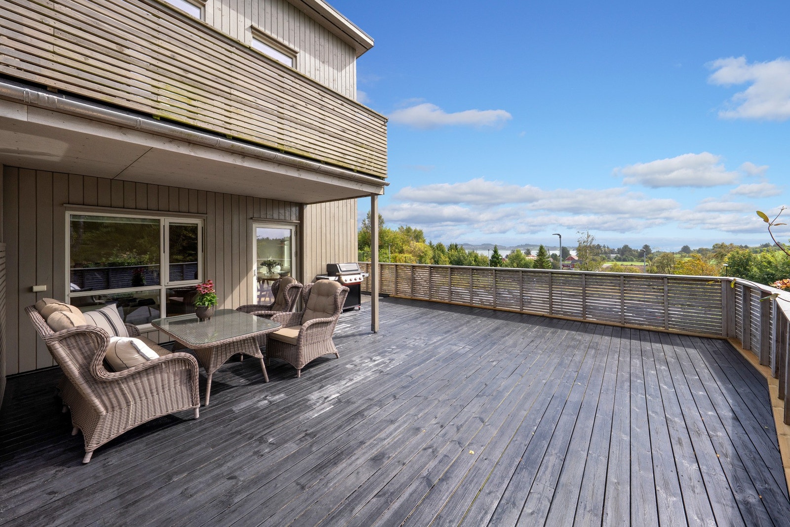 Nydelig utsikt fra terrassen. Her har man sol fra morgen til kveld. Galleribilde