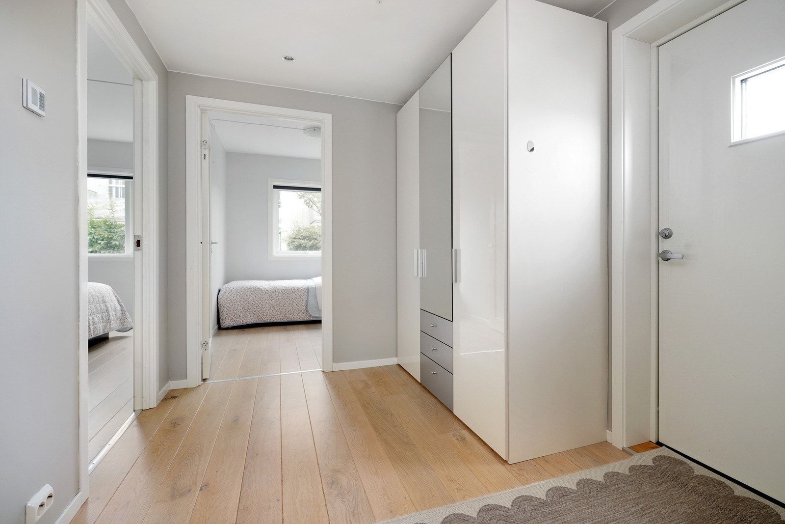 Innbydende gang med god garderobeskap Galleribilde