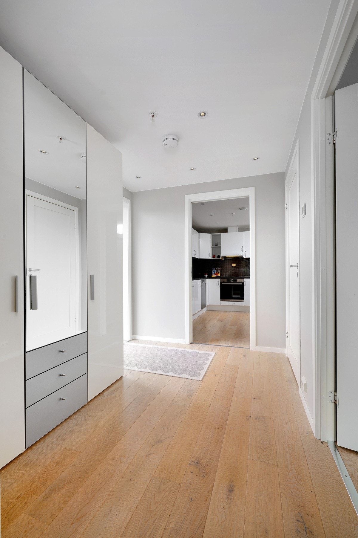 I taket er det downlights som kan dimmes Galleribilde