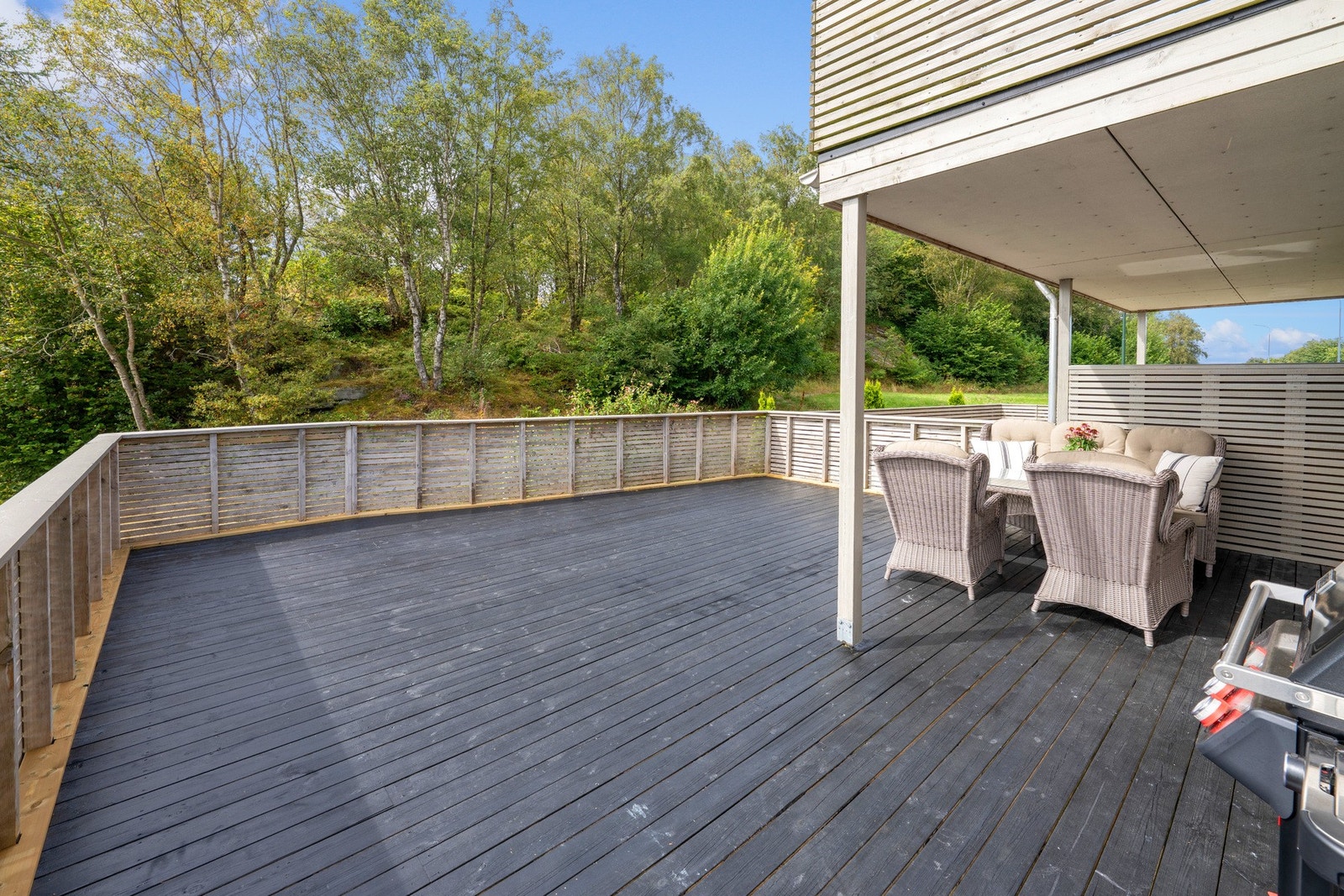 Stor terrasse ut mot vest og fine omgivelser. Galleribilde