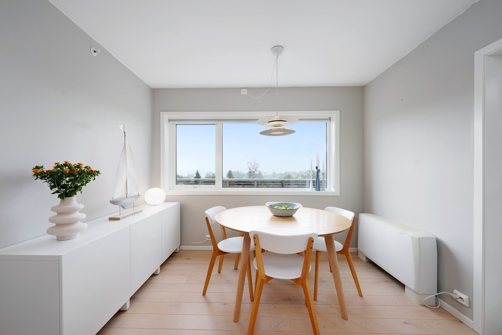 Nydelig plass å ha spisebord med langstrakt utsikt Galleribilde