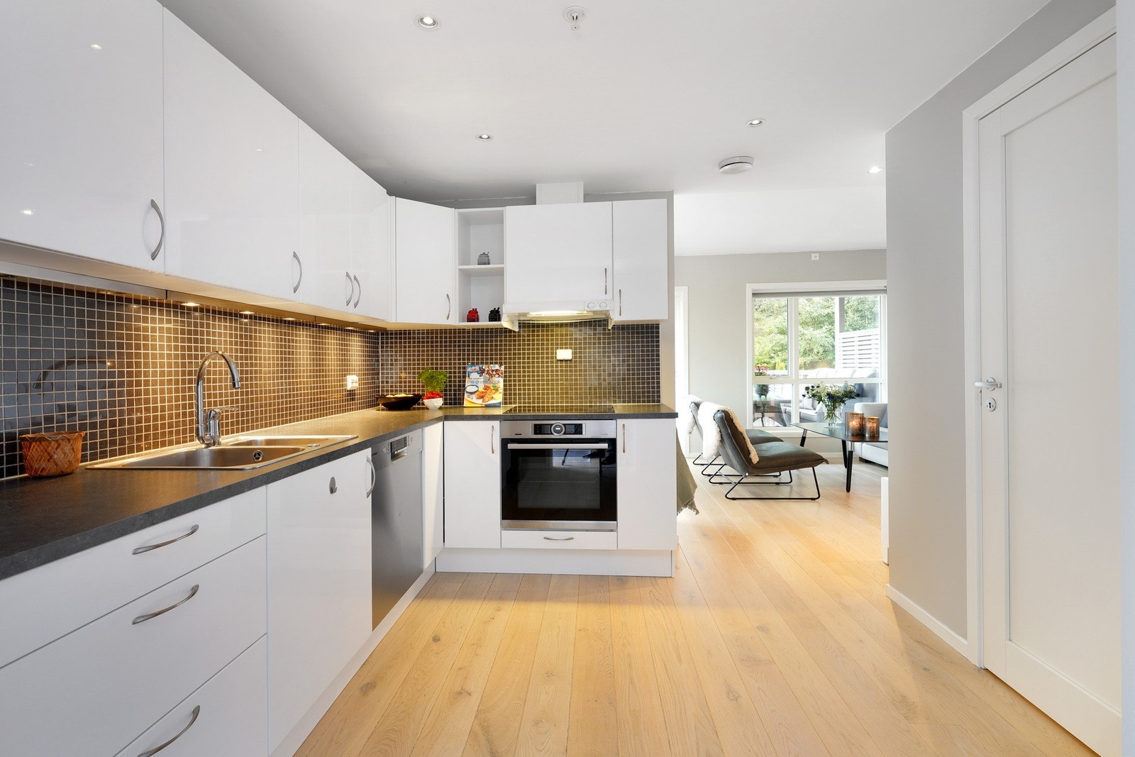 Pent kjøkken med god skap- og benkeplass. Galleribilde