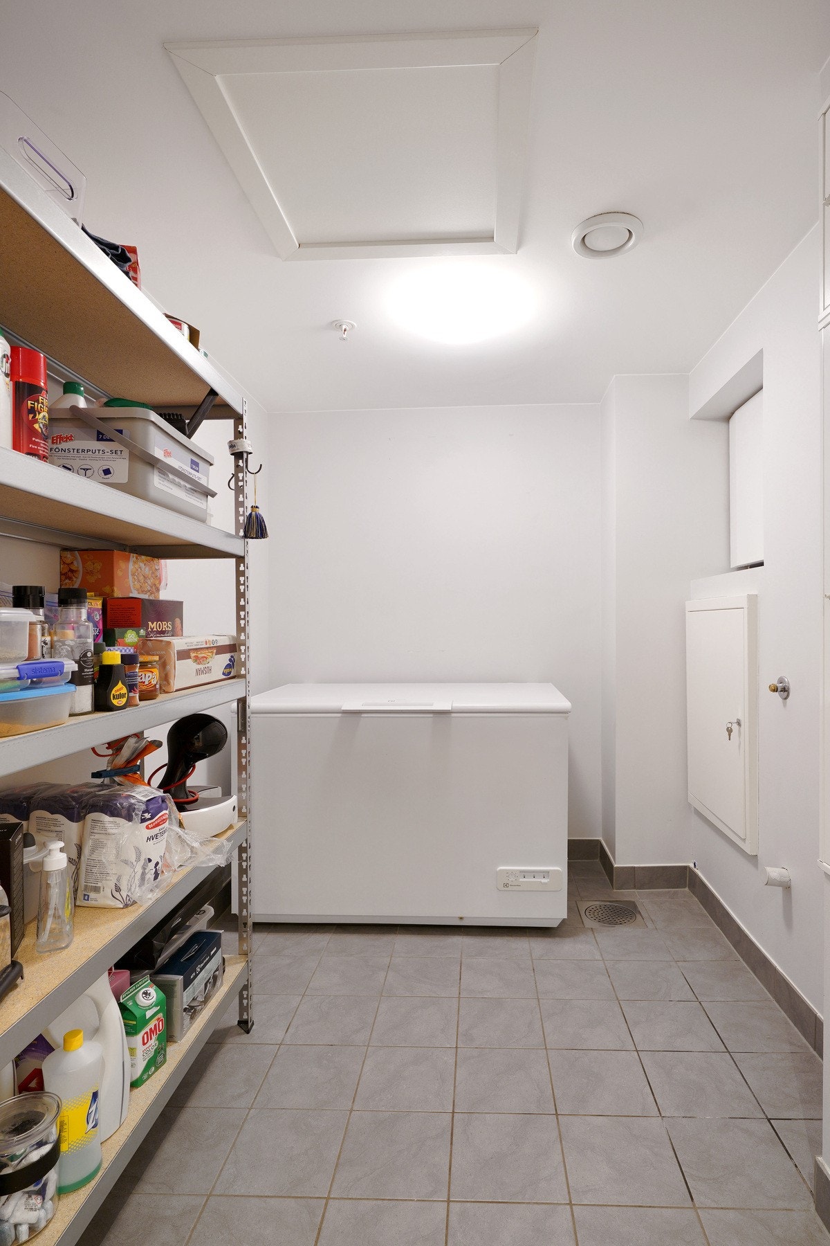 Ved siden av kjøkken er det en praktisk bod. Kan også brukes som vaskerom om ønskelig. Galleribilde