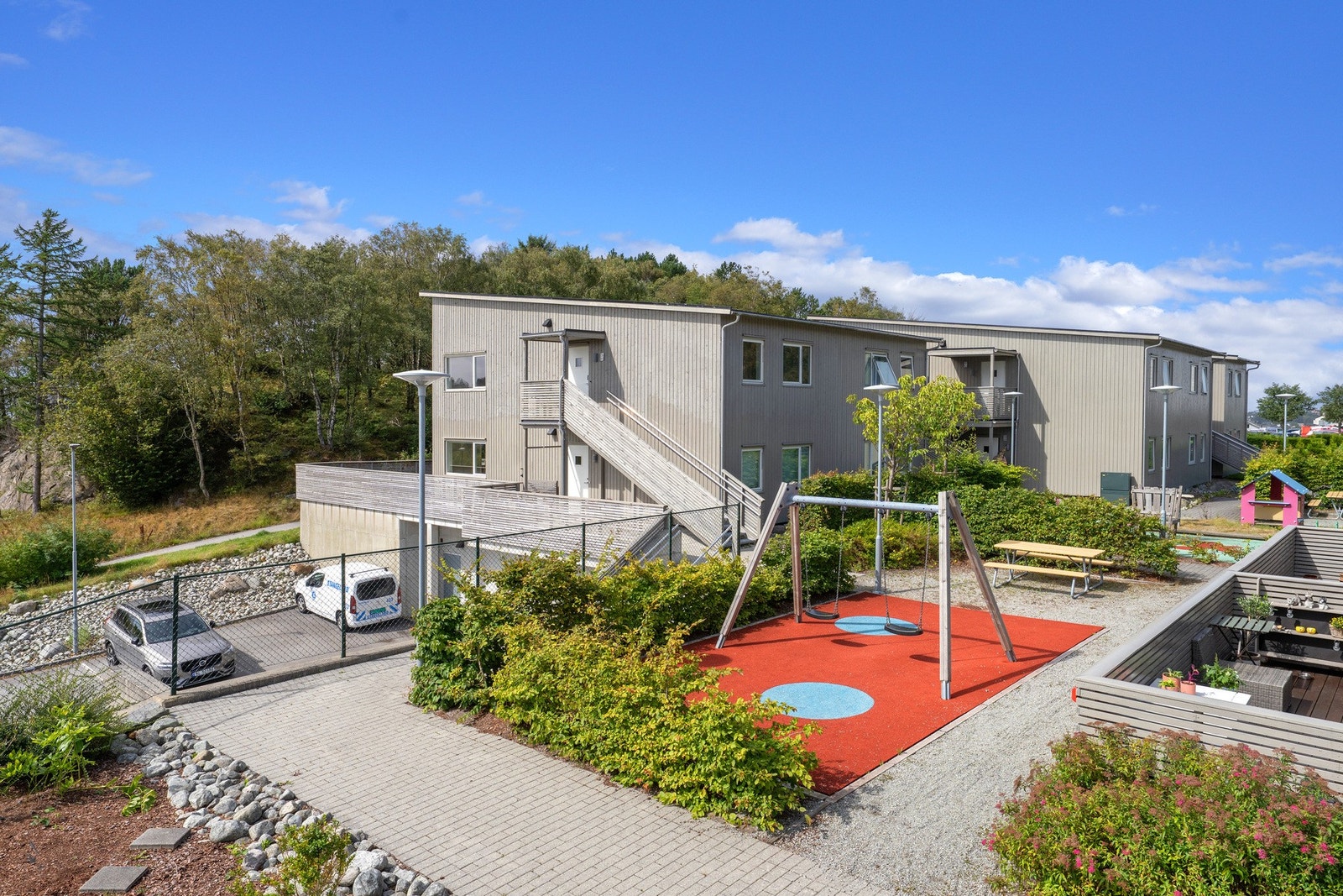 Fine fellesområder med benker og lekeplasser Galleribilde