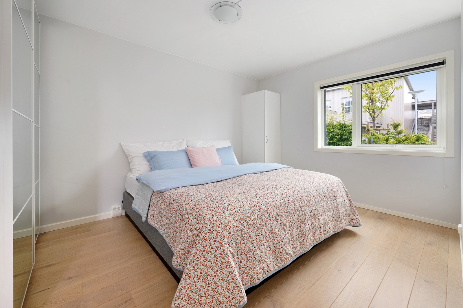 Stort hovedsoverom med garderobeskap Galleribilde