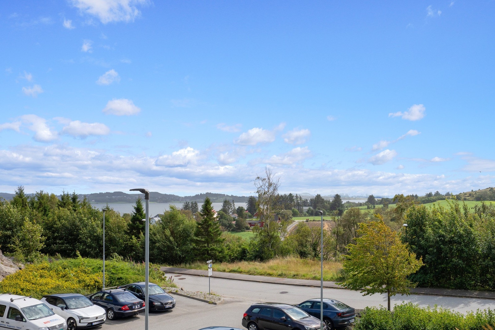 Utsikten fra stuen og terrassen Galleribilde