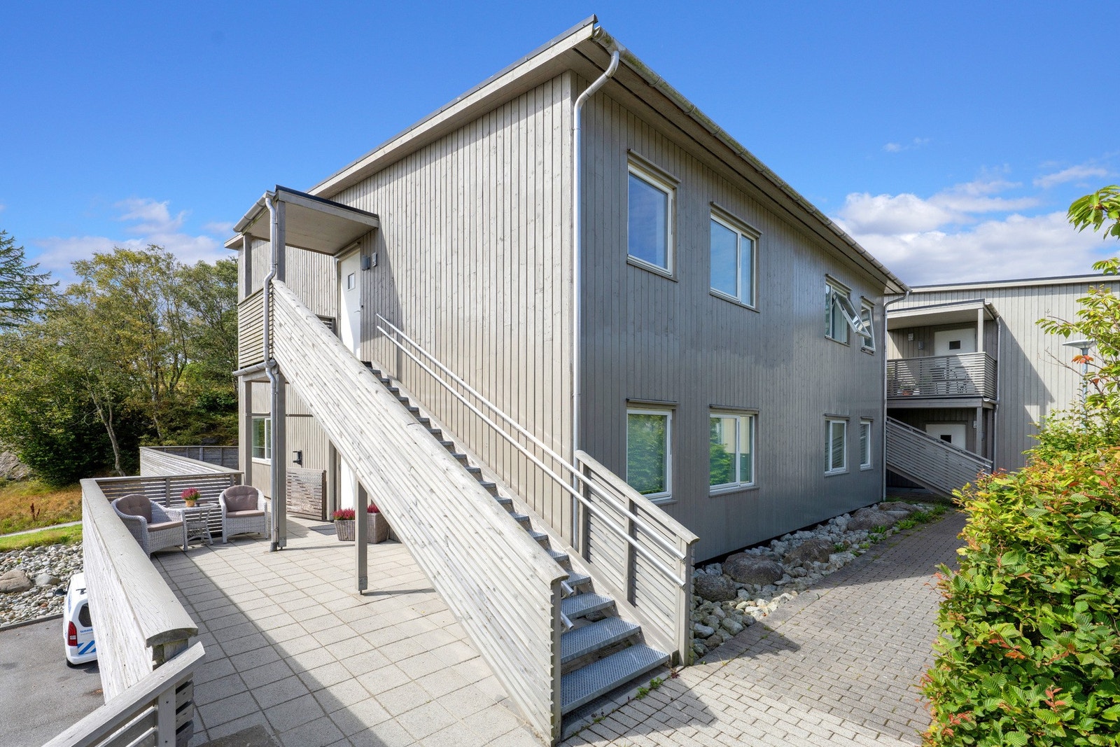 Tomten strekker seg til hele inngangspartiet, så her kan man også lage en sittegruppe og nyte morgensolen Galleribilde