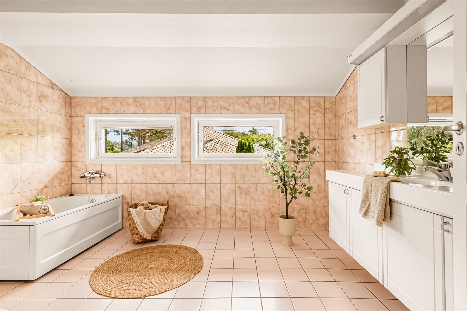 Badet måler 10,3 kvm og har keramiske fliser og varme i gulvet Galleribilde