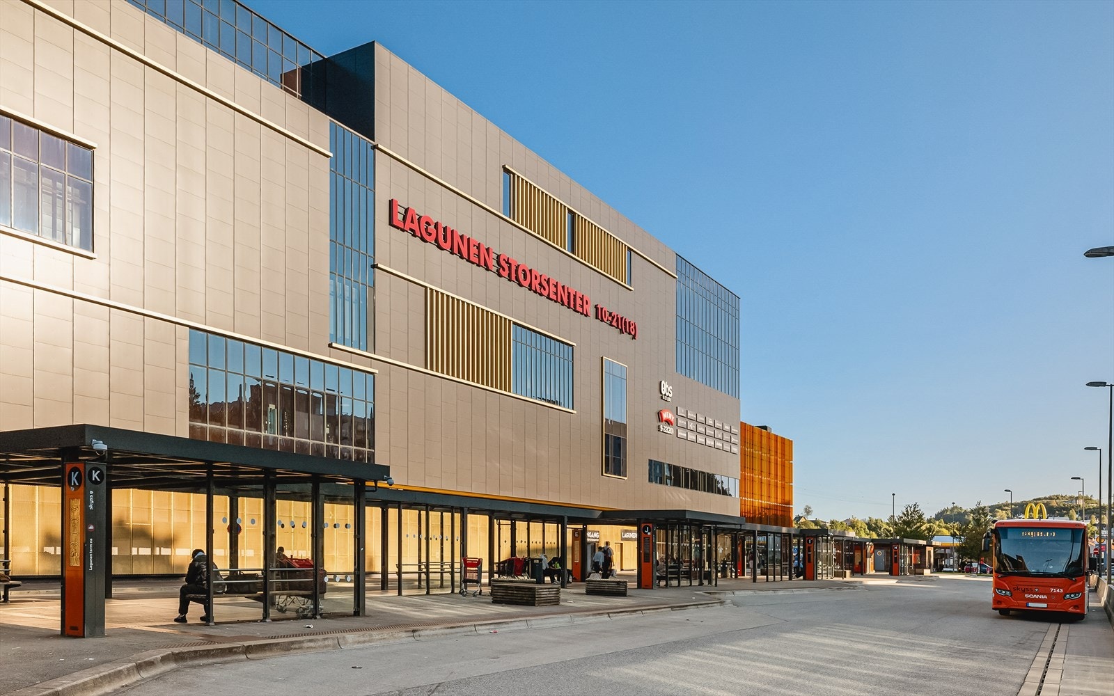 Lagunen kan nås enten med buss, bybane eller med bil på bare 8 min Galleribilde