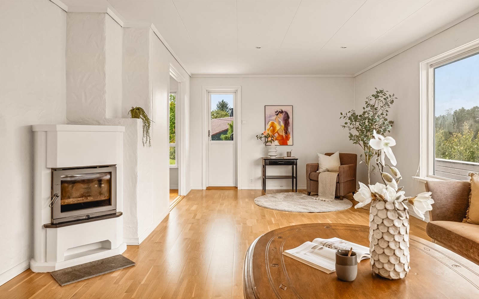 Fra stuen er det utgang til terrassen og hagen Galleribilde